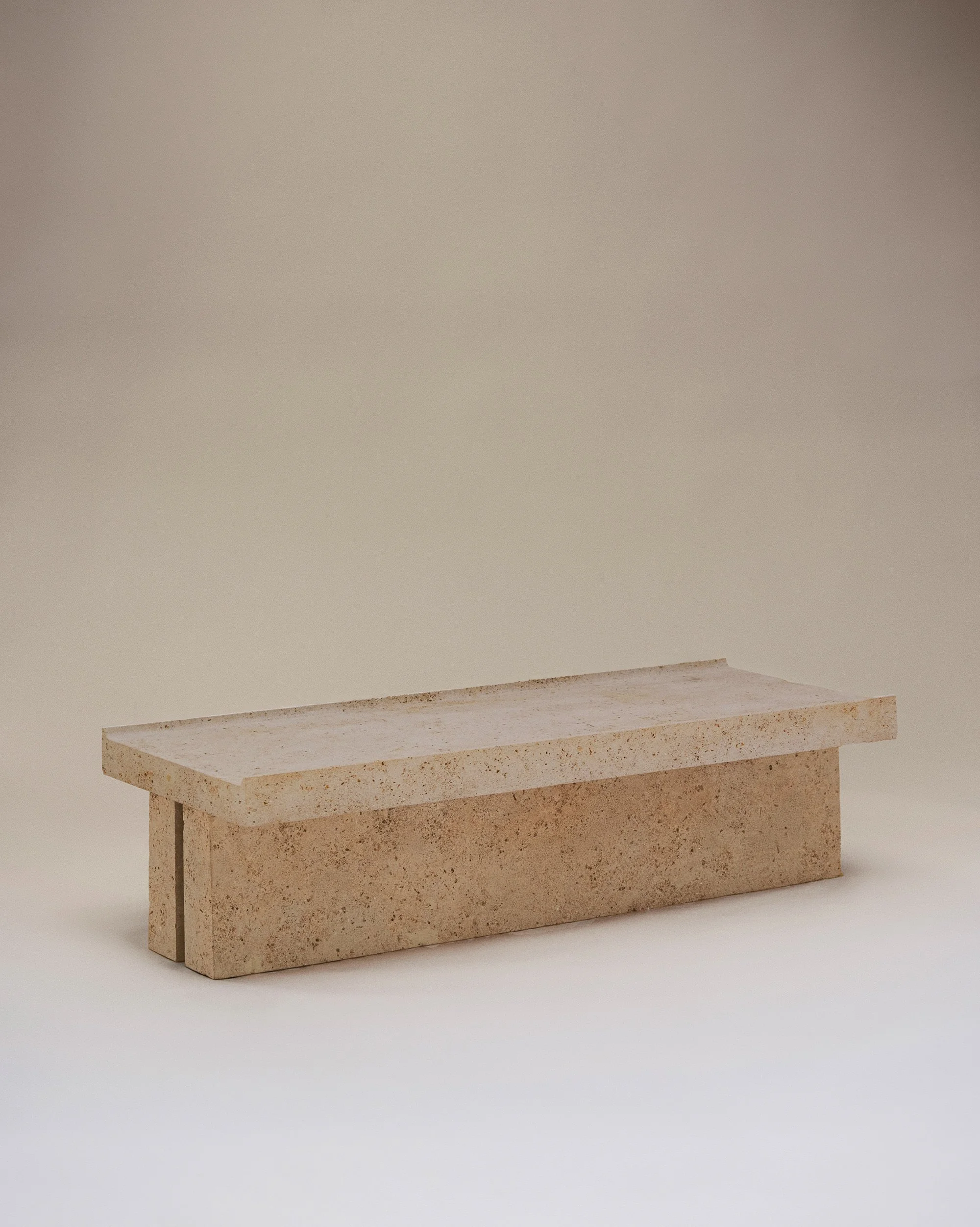 Une étagère en bois beige clair avec une surface plate, posée sur deux supports parallèles.