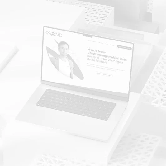 Macbook mit der Startseite vom Maklermacher auf dem Display