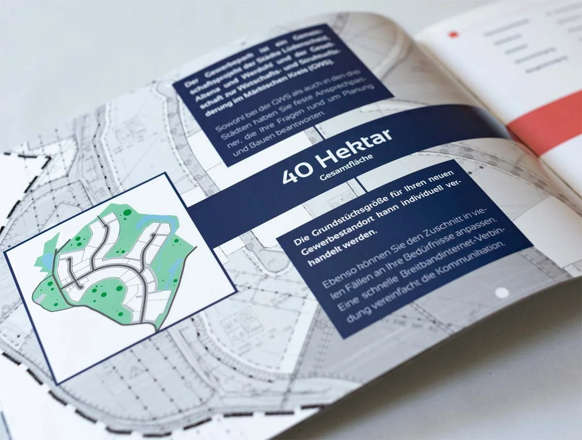 Detailansicht einer aufgeschlagenen Infobroschüre von Rosmart. Zu sehen ist eine Karte mit dem Titel "40 Hektar Gesamtfläche"