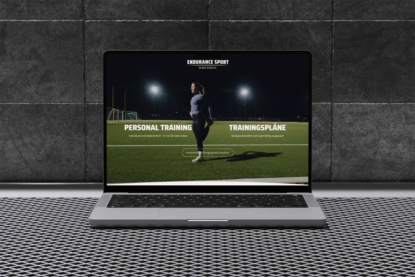 Bild eins Macbooks. Auf dem Display sehen wir die Introseite der Website www.endurancesport-hr.de