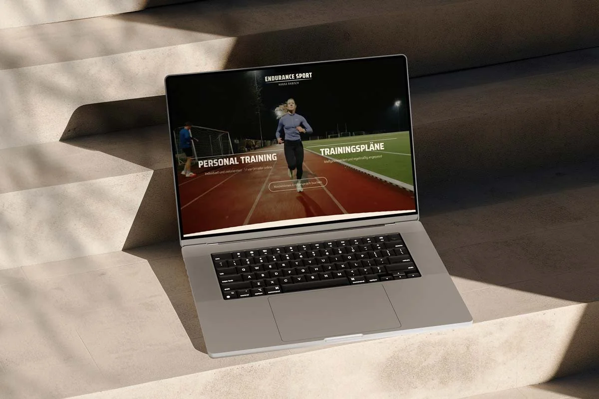 Macbook auf Stufen stehend mit der Website von Hanna Rabisch auf dem Display