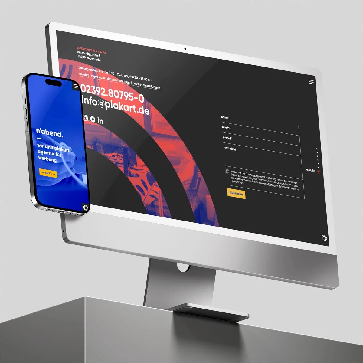 Mockup eines iMac und iPhone mit einem Screendesign von plakart.