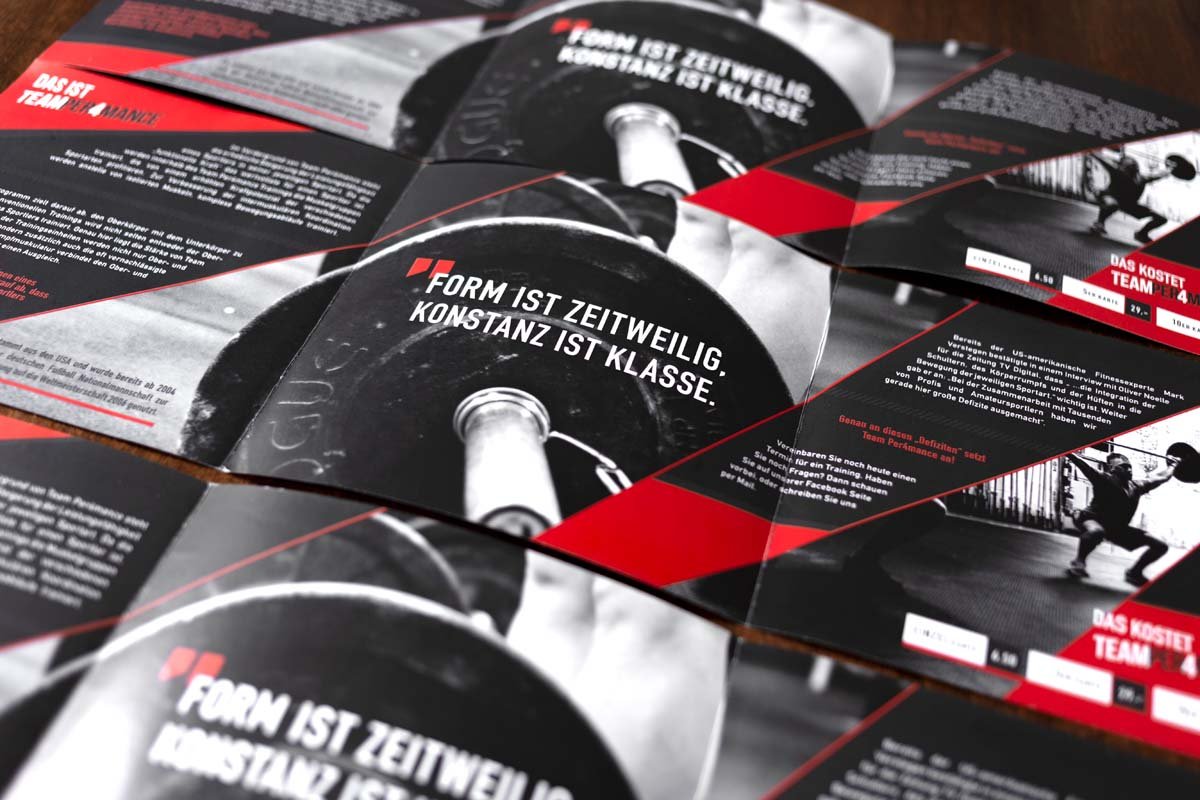Detailansicht vom TeamPer4mance Flyer. Faltblatt, 6-seitig mit der Headline: "Form ist zeitweilig, Konstanz ist Klasse".