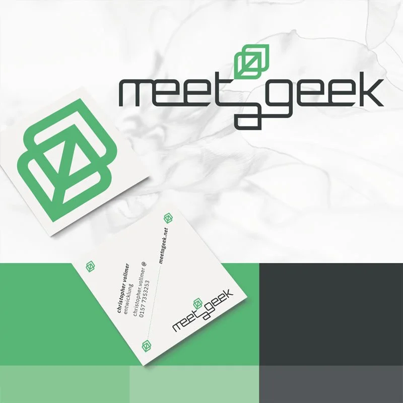 Visitenkarten von meetageek. Vorderseite und Rückseite zu sehen, so wie das Logo