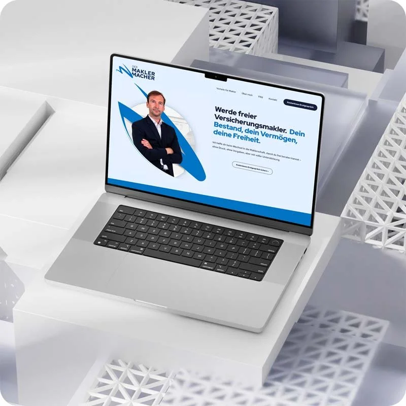 Mockup eines iMacs mit der Website von Der Maklermacher. Daneben die Website in einem iPhone