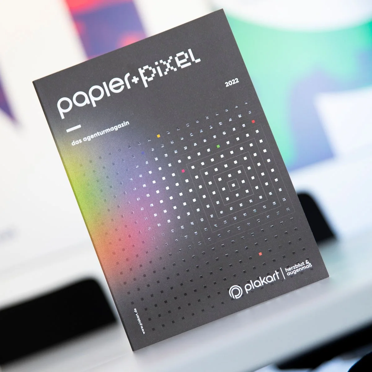 Geschlossenes Magazin. Hier zu sehen das fast komplett schwarze Cover mit partiellem Glanzlack. Der Titel lautet: "papier+pixel".