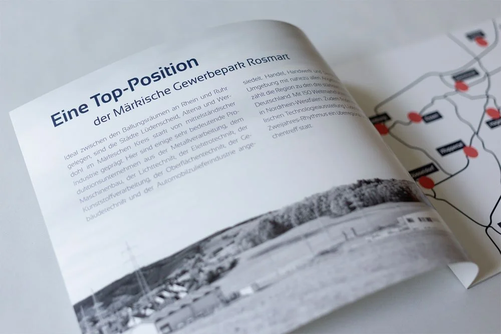 Aufgeschlagene Infobroschüre von Rosmart mit der Headline "Eine Top-Position – der märkische Gewerbepark Rosmart"