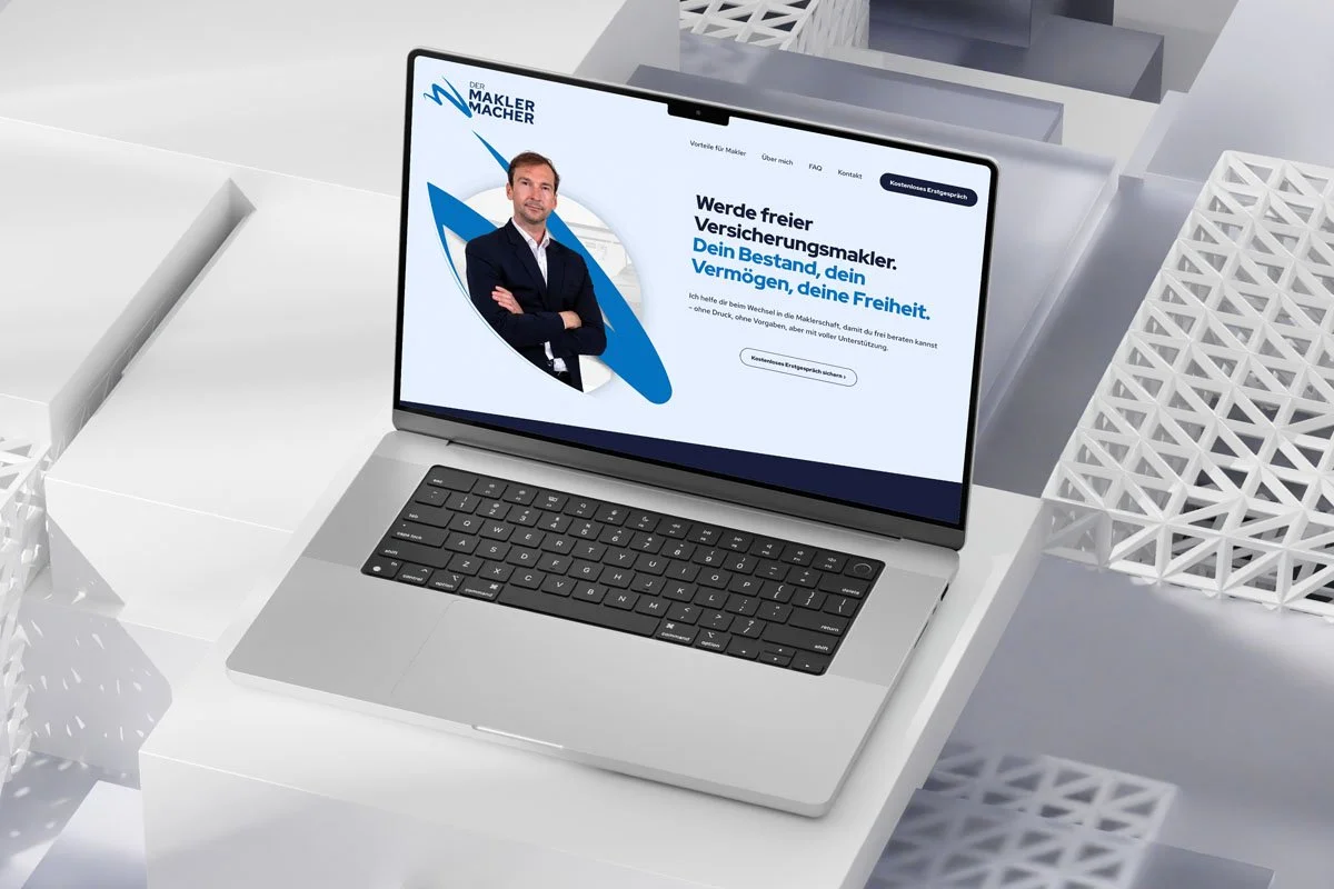 Mockup eines Macbooks mit der Startseite von "Der Maklermacher"