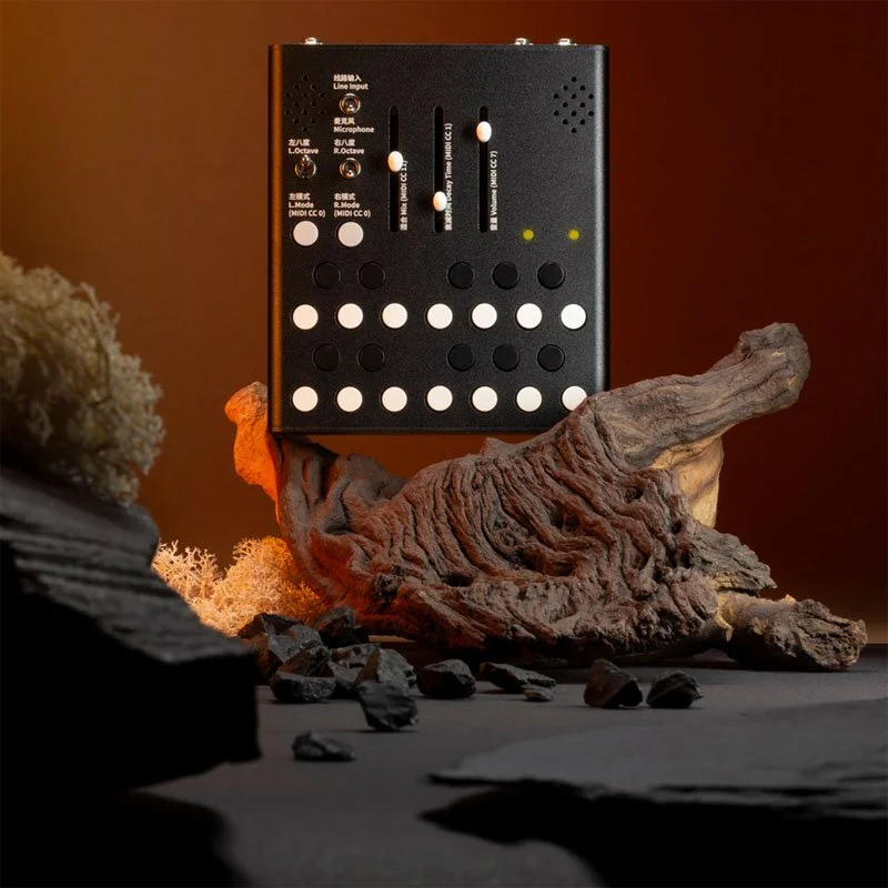 Produktfoto eines Eurorack Synthesizer Moduls. Es ist von der Firma Noise Engineering und es sind viele Regler und Audio Eingänge zu sehen