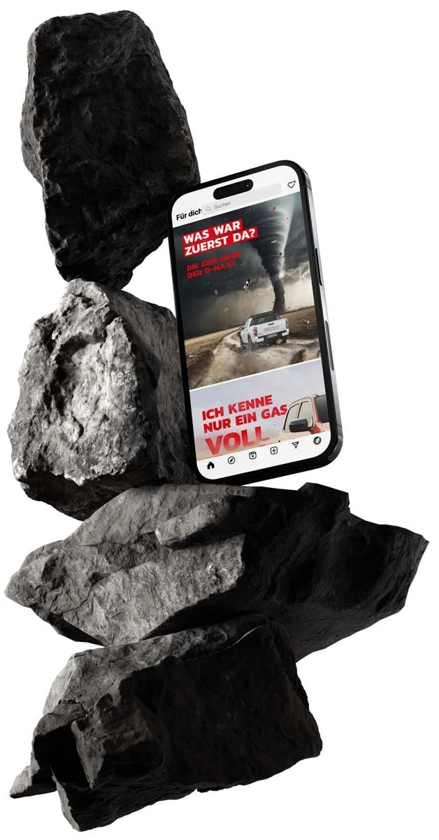 Mockup eines iPhones, dass auf ein paar Felsen steht. In dem Mockup sehen wir einen Instagram Post von ISUZU Deutschland.