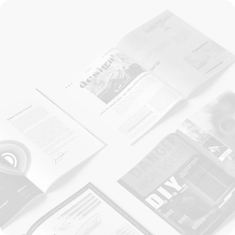 Aufgeschlagene Seiten eines Agentur Magazins auf dem Editorial Design zu erkennen ist