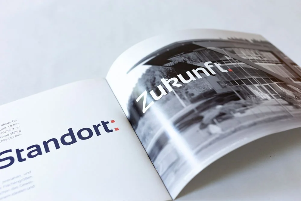 Aufgeschlagene Doppelseite aus der Infobroschüre des Gewerbepark Rosmart in Lüdenscheid. Zu sehen hier ist eine Headline "Standort: Zukunft."