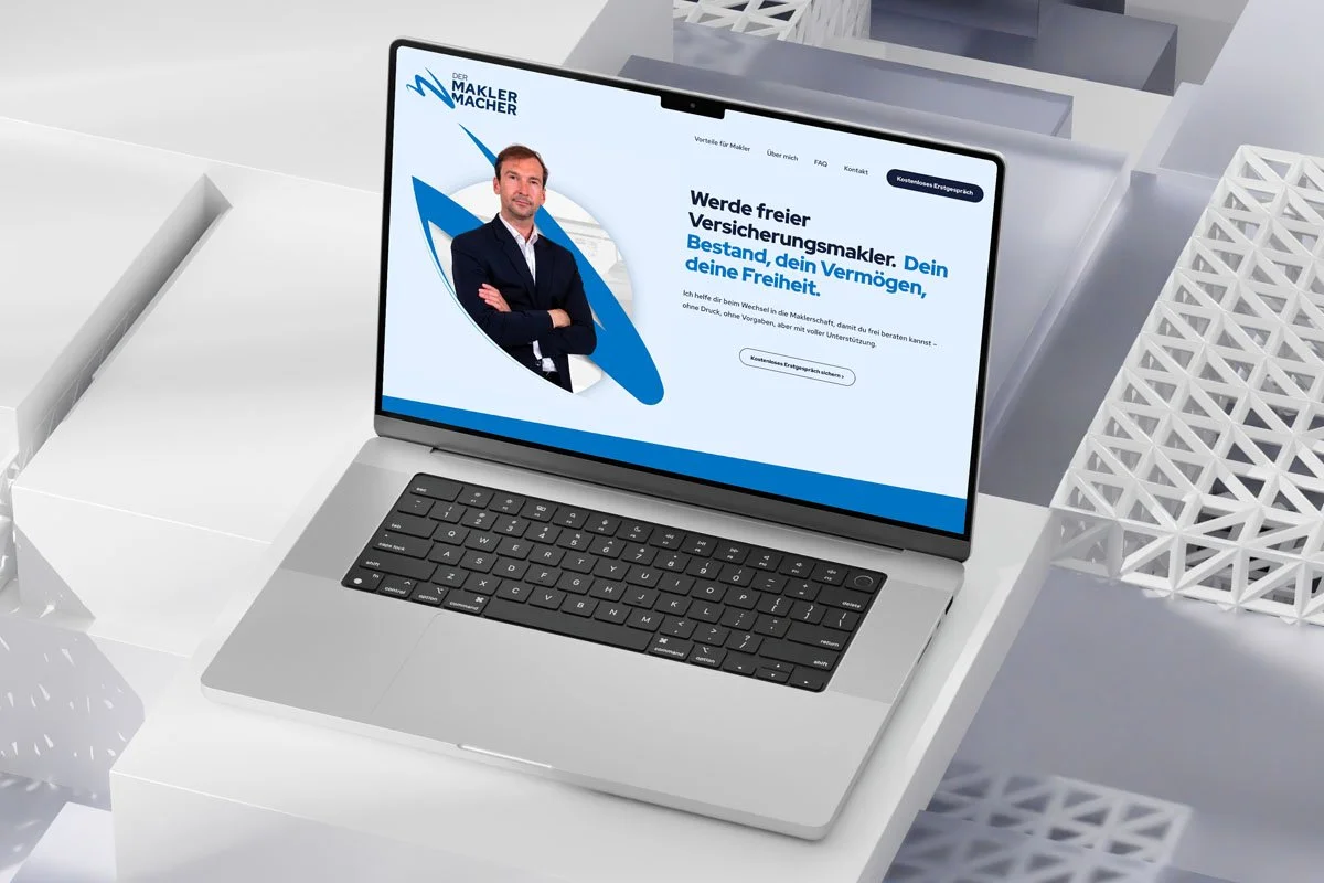 Mockup eines Macbooks mit der Startseite von "Der Maklermacher"