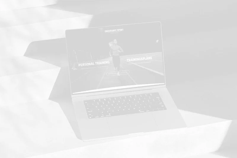 Macbook auf dem die Startseite von Endurance Sport Hanna Rabisch zu sehen ist