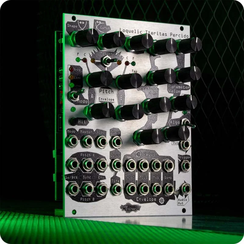 Foto eines Noise Engineering Eurorack Modul. Es ist eine künstlich beleuchtete Studiofotografie.