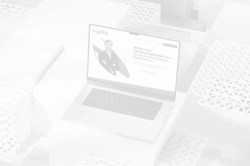 Macbook mit der Startseite vom Maklermacher auf dem Display