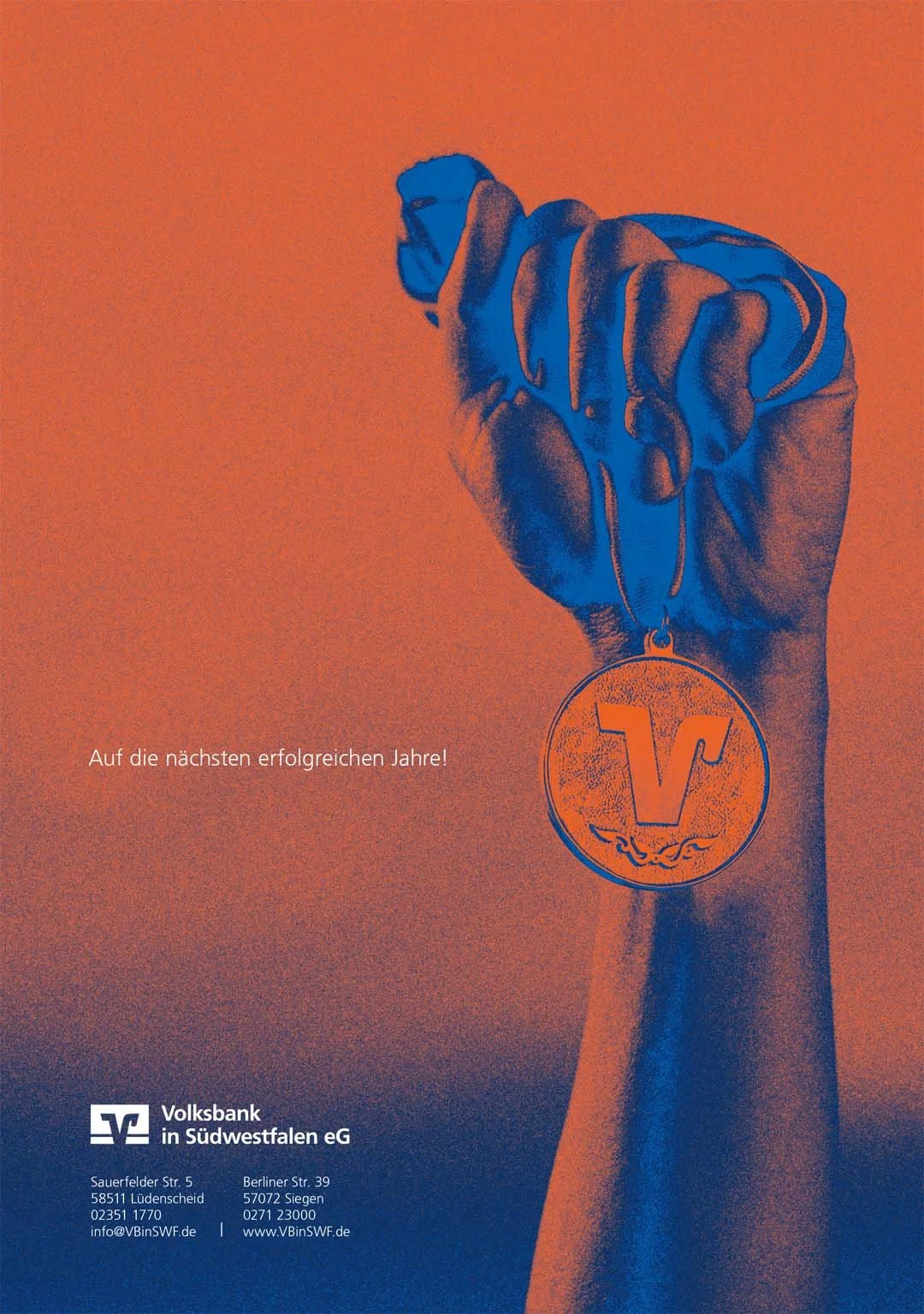 Die Rückseite eines Jahresberichts der Volksbank. Zu sehen ist eine Hand, die eine Medaille hält. Auf der Medaille ist das Volksbank V zu sehen.