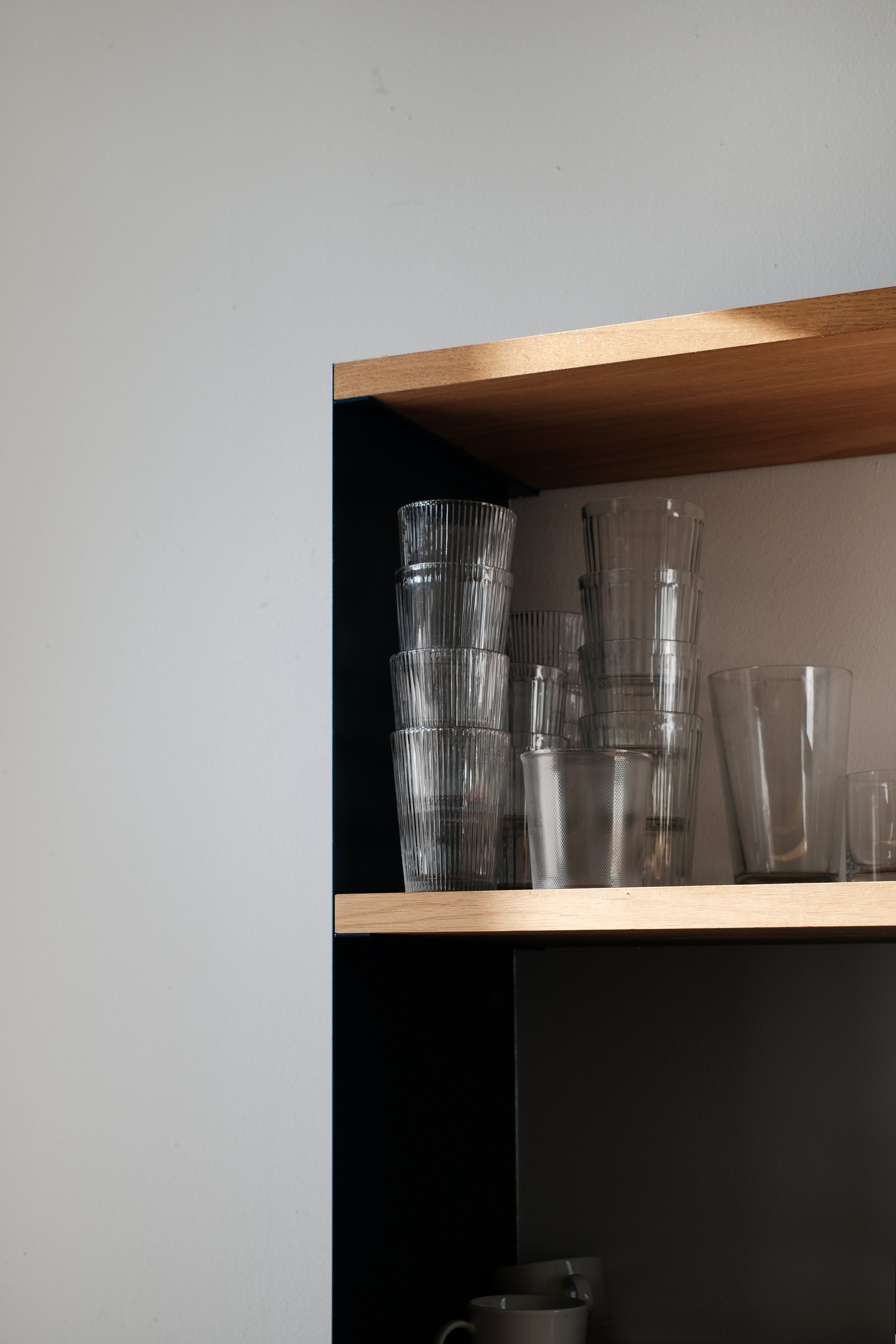 STACK Wandregal, modulares System aus gefaltetem Metall und Holzböden
