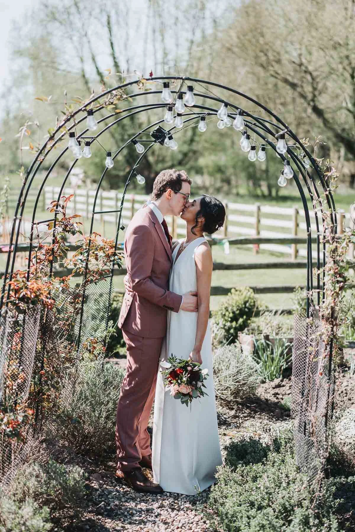 Natural wedding photography of a bride and groom in Oxfordshire