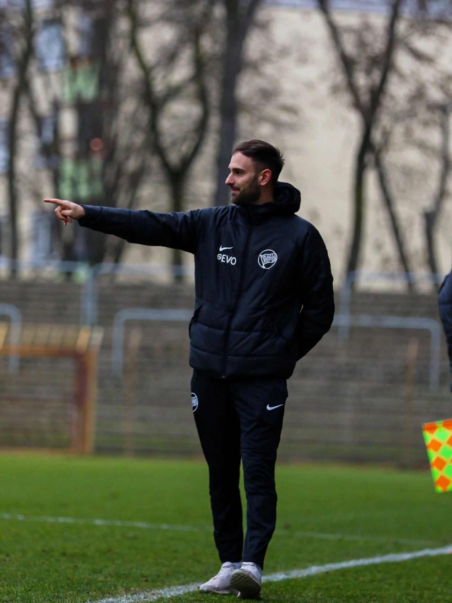 Zwischen Anweisungen, Analysen und Emotionen 💬⚽️
Das Trainerteam des @ofc.lz U17 in intensiven Momenten.
Wochenendbilder jetzt online 📸✨ #ofc #ofcjugend #u17fussball #trainerlife #fussballmoment