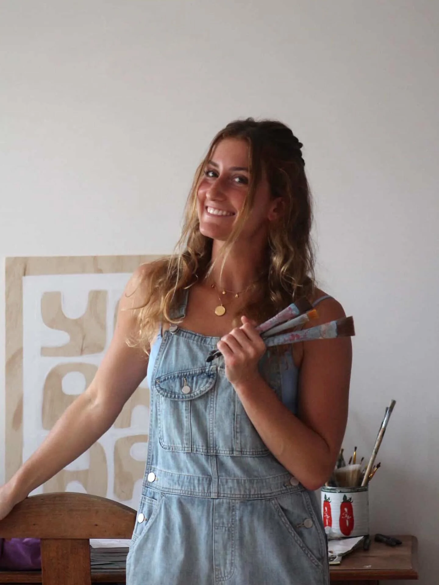 Rooted in coastal living, artist Julia Messinger draws inspiration from the sun, salt and the feeling of being by the sea. 

Her work explores nostalgia, movement and the calming rhythm of the ocean. 

Julia paints using a soft, sun-washed palette on