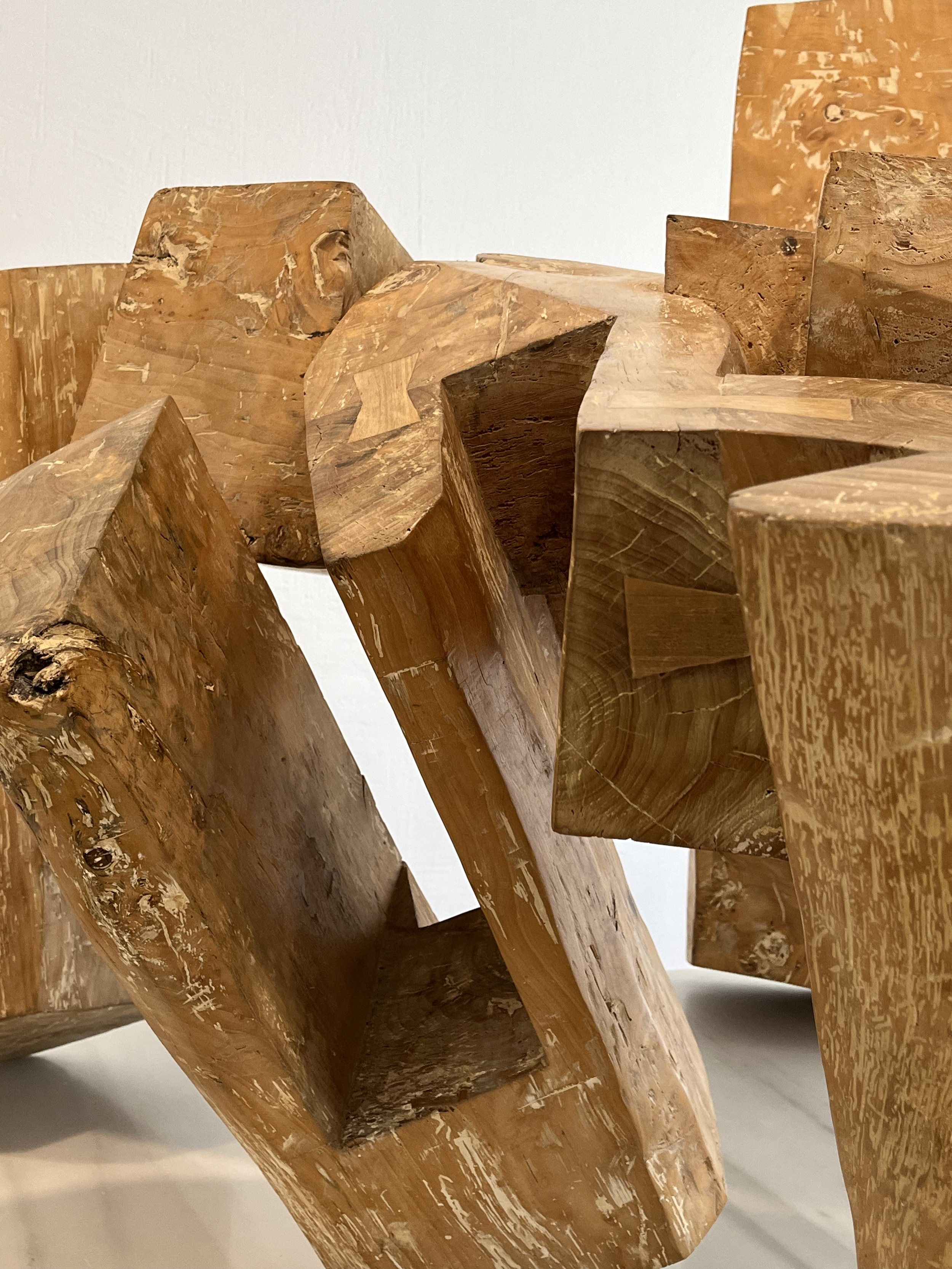 Detalle de Abesti gogorra IV, Eduardo Chillida, madera de chopo ensamblada.
 Museo de arte abstracto español, Cuenca