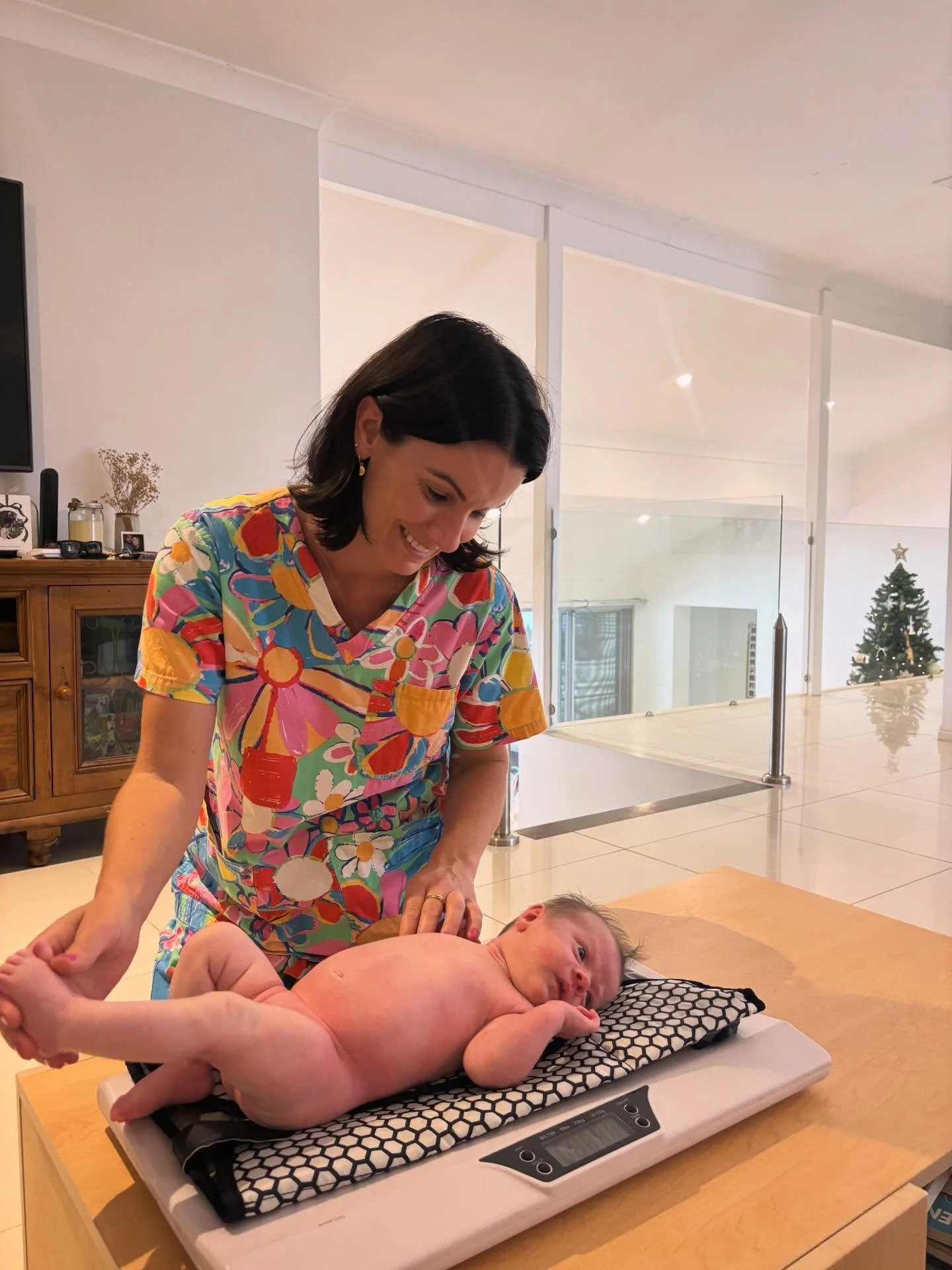 A beautiful postnatal home visit 🩷
Weighing baby Summer at 3 weeks old, thriving and strong, with an incredible 400 g gain this week. Such a joy to see little ones growing so well 🌸