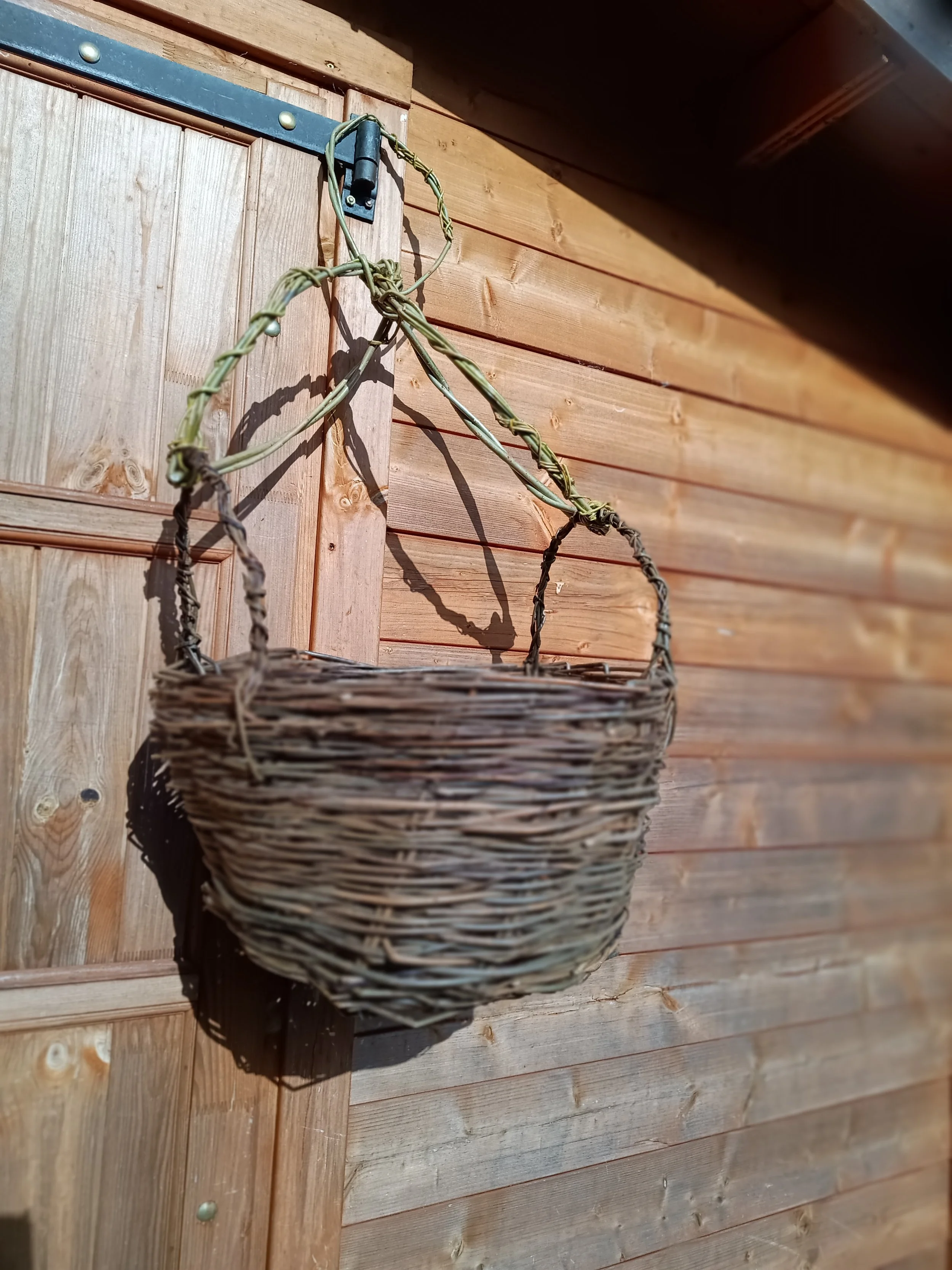 Item 16 A large hanging out door basket for storage or plants £20