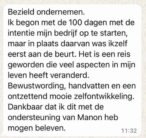 Een screenshot van een WhatsApp-bericht waarin iemand vertelt dat hij begon met het opstarten van een bedrijf na 100 dagen, maar dat hij in plaats daarvan een reis maakte die zijn leven veranderde, en hij bedankt iemand voor de steun.