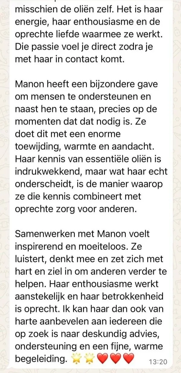 Tekst in het Nederlands over de eigenschappen en het werk van Manon, inclusief haar passie voor essentiële oliën en haar toewijding om anderen te ondersteunen, met emoji's onderaan.