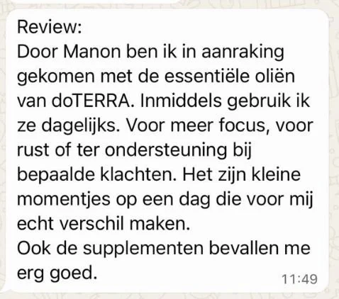 Een WhatsApp-bericht waarin iemand enthousiast spreekt over het gebruik van essentiële olie van doTERRA en de positieve effecten ervan.