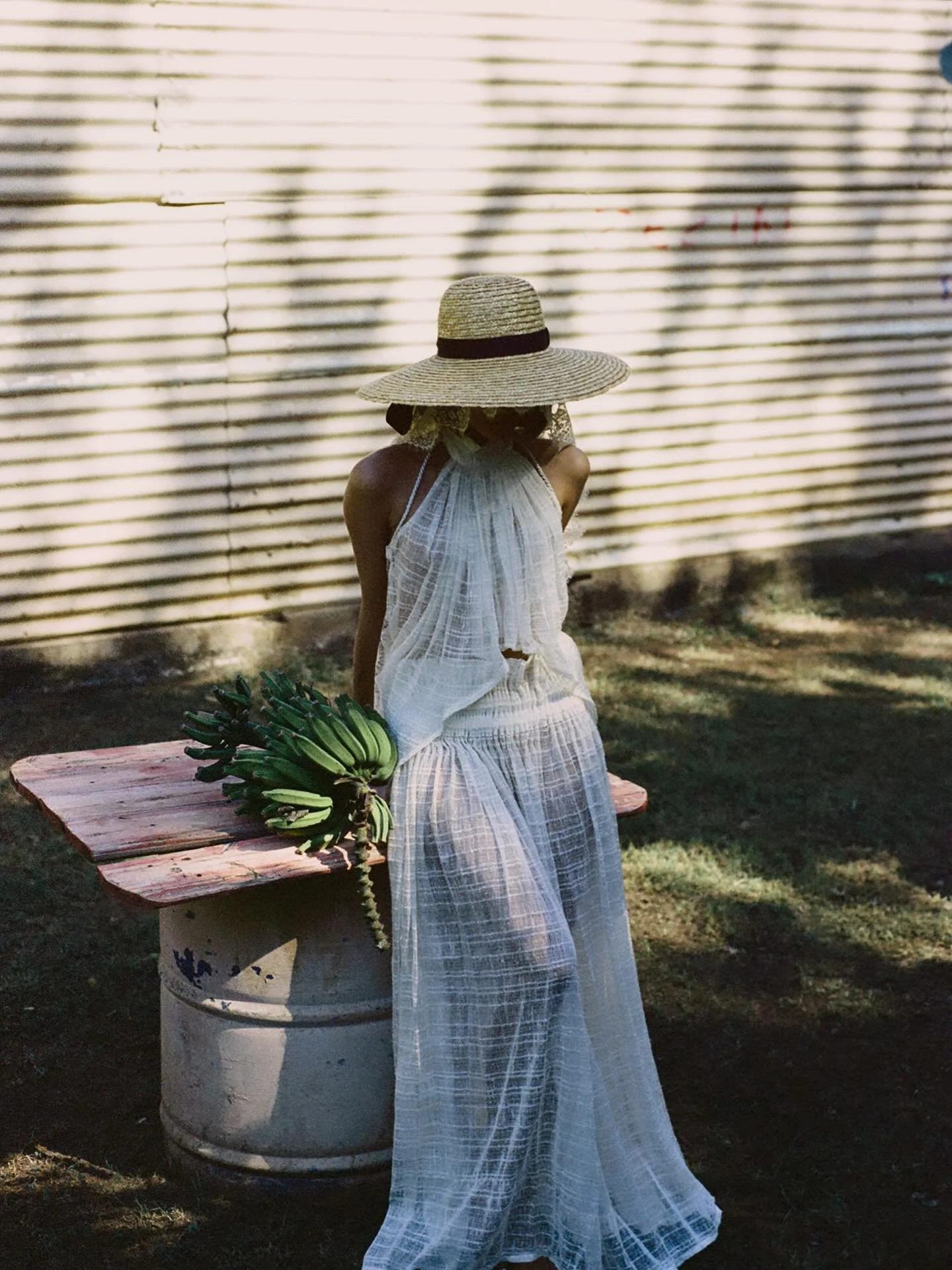 Le femme aux rideaux 🤍
🌷 @ladouceva 
📷 @julienrpn 
✨ @974monptitpays
#rideaux #mamie #douceur #amour #girl #woman #iledelaréunion #reunionisland