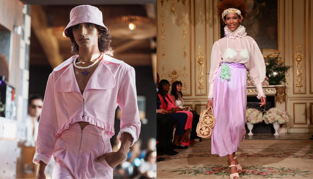 Deux modèles portent des tenues florales et pastel lors de défilés de mode. Le premier modèle porte un ensemble rose à motif avec une casquette, le second porte une robe longue violette avec un haut translucide blanc et un accessoire floral dans les