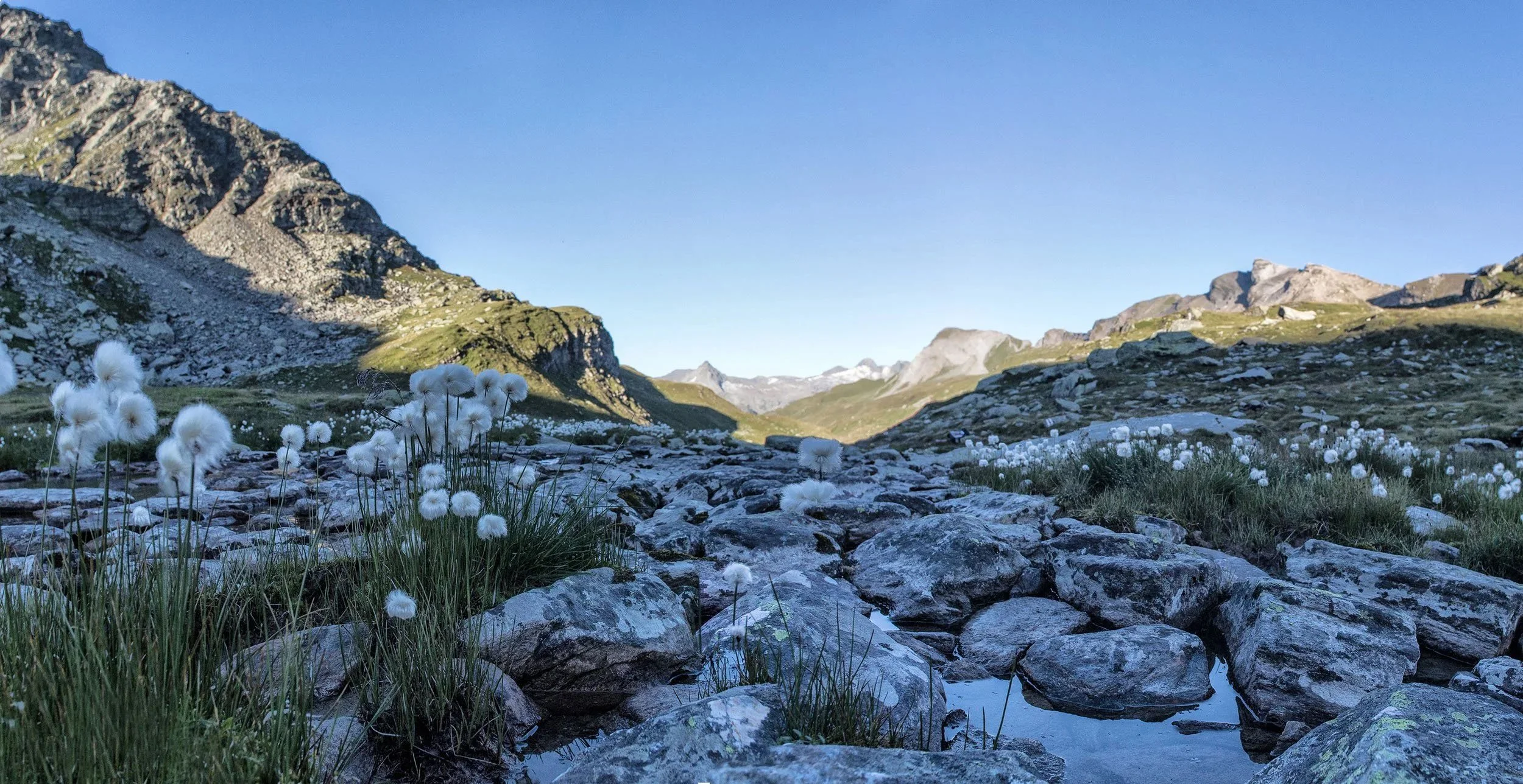 Sentiero naturalistico e montagne nel comprensorio d'alta quota di San Bernardino, Canton Grigioni.