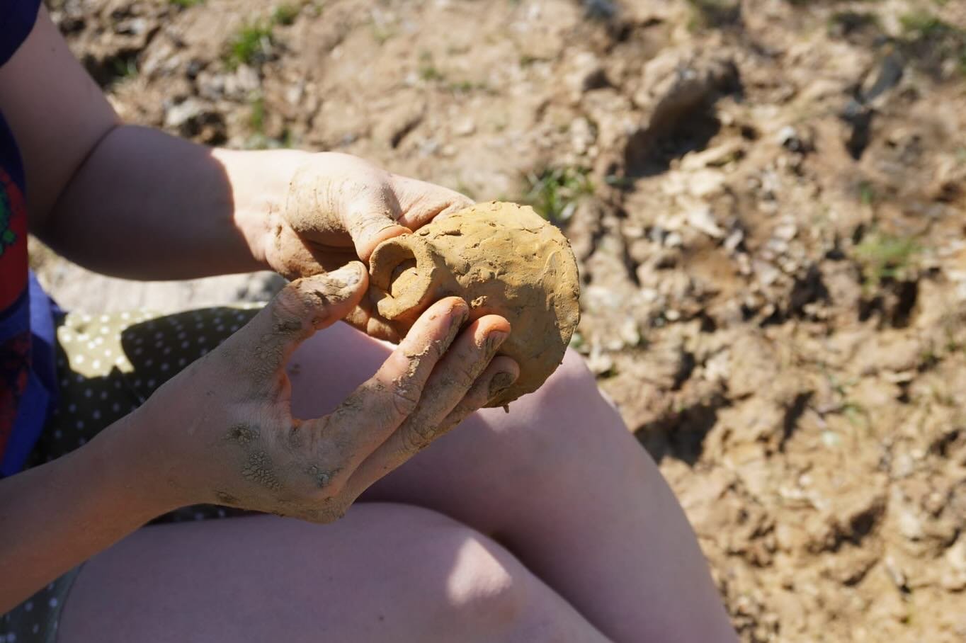 Digging for wild clay with @honorwalshceramics !
Honor has an exciting project in the works finding wild clay from different UK counties, so I’ve been very intrigued to follow along! Thanks Honor for having me join you 💛
#pottery #ceramics #
