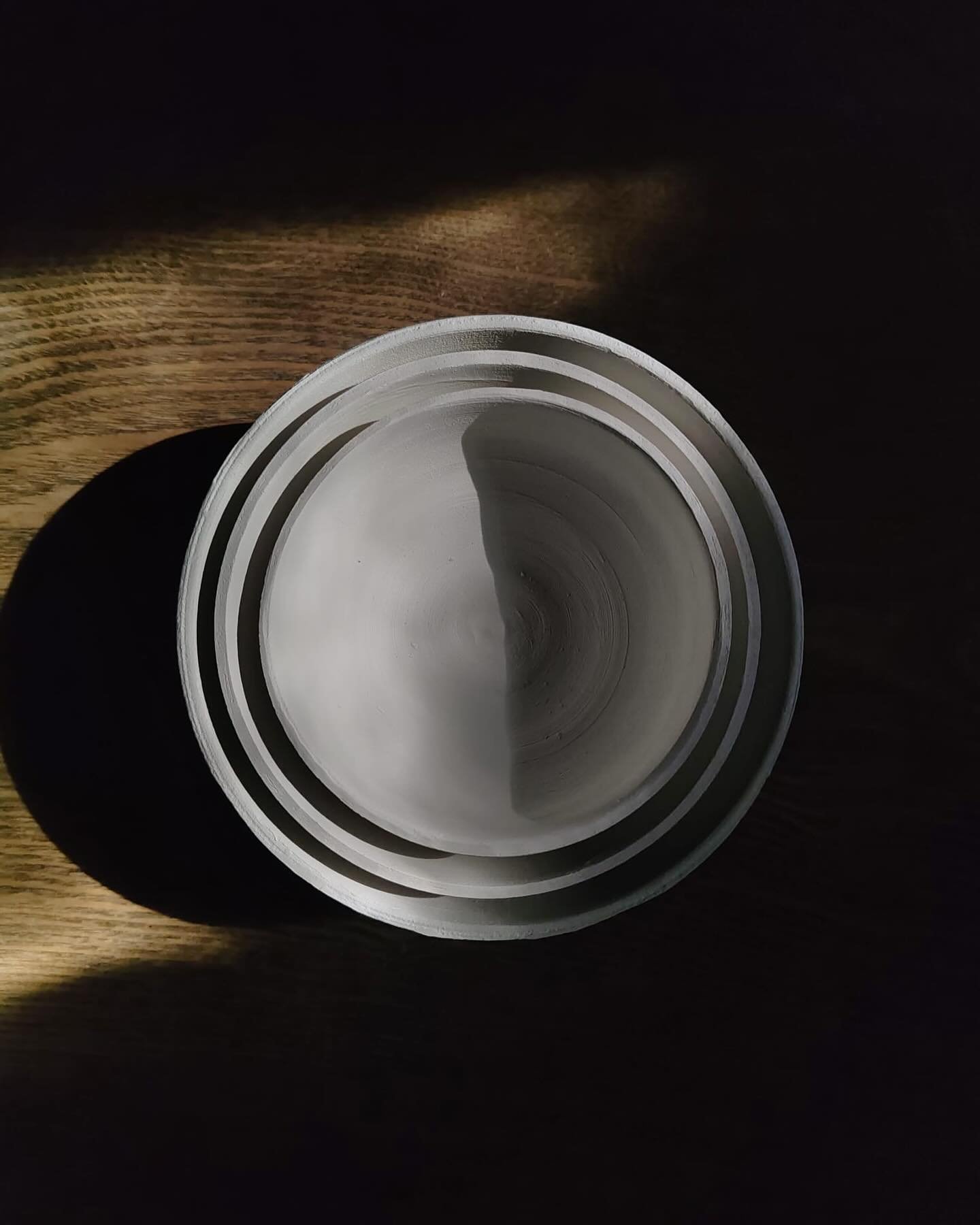 🌅 Honor (@honorwalshceramics) took some dreamy photos of my greenware pots drying at her studio!
#ceramics #pottery #wheelthrowing #potterystudio
