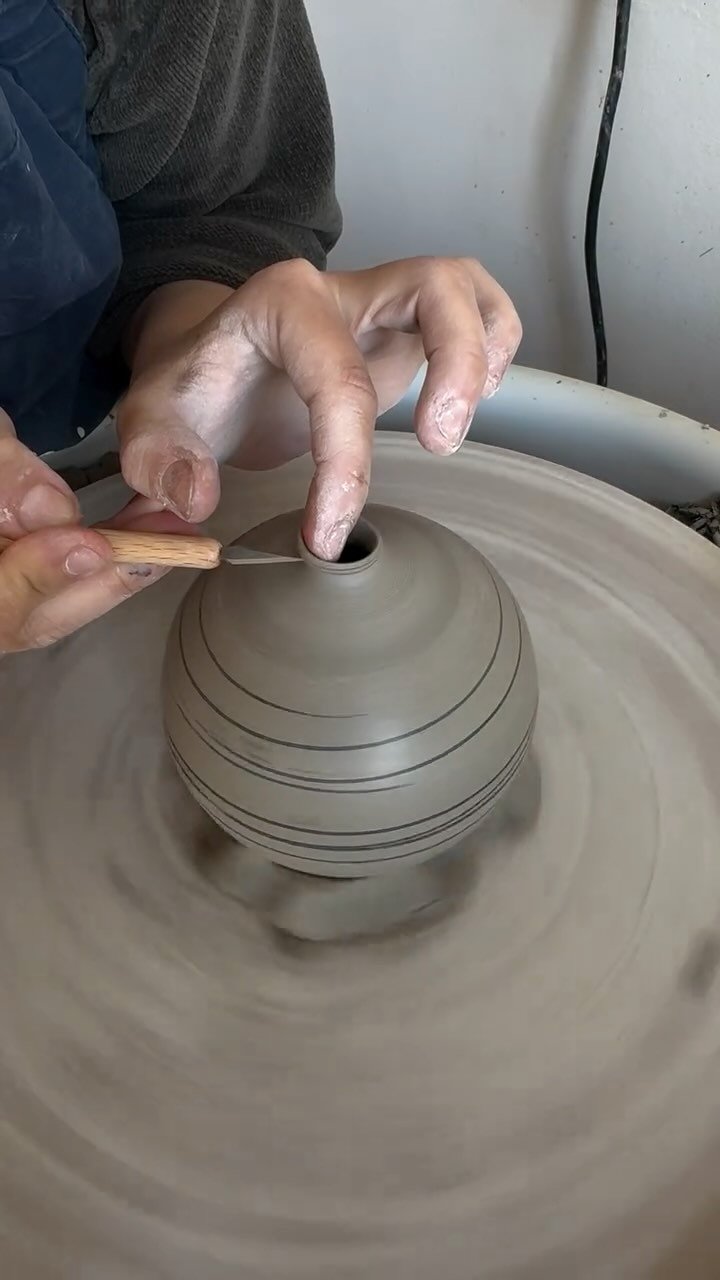 Slip inlay on a little bud vase 🌺
#pottery #wheelthrowing #ceramics
