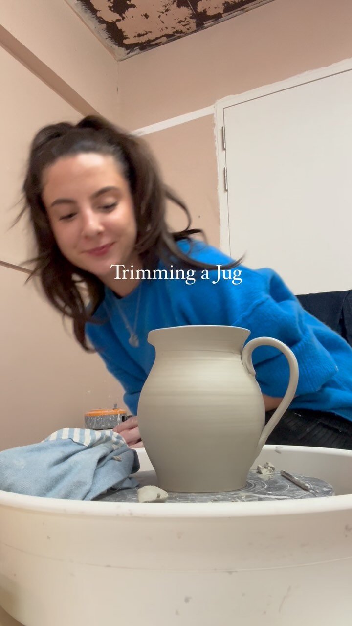 🫱 Trimming a jug & attaching a handle 🫲
#pottery #ceramics #artistsoninstagram #wheelthrowing