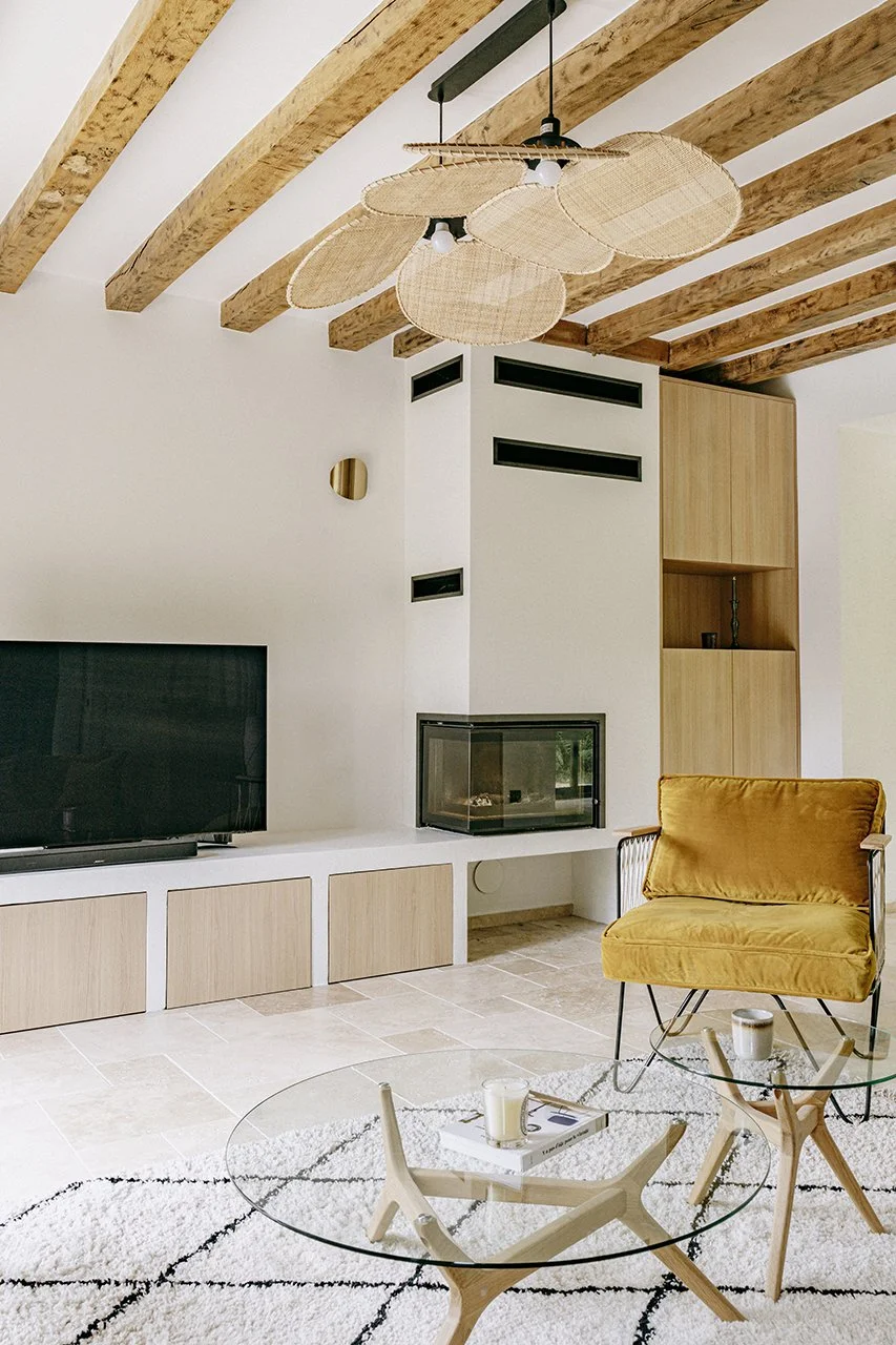 des matières naturelles ont été choisies pour la rénovation de cette maison: bois, travertin, laine et cannage pour apporter de la chaleur à l'espace