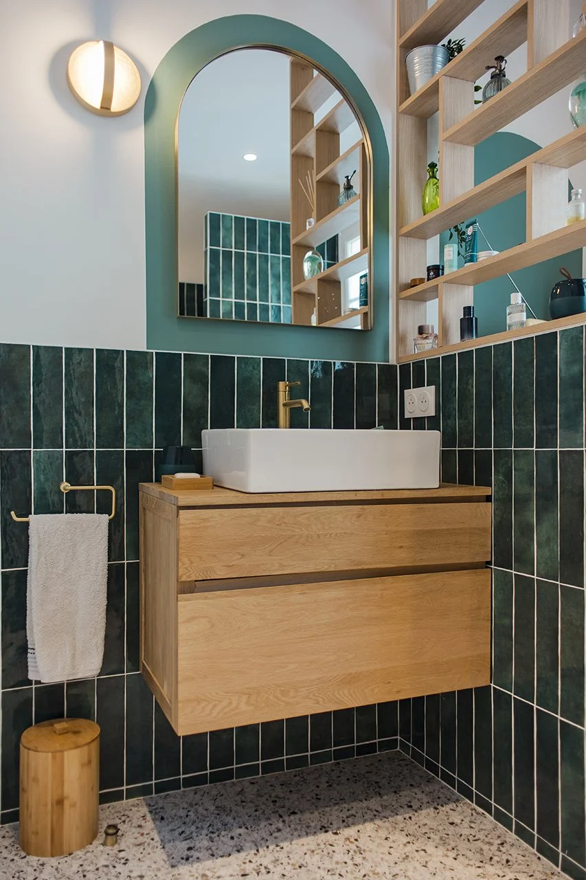 le claustra bois est un moyen idéal pour séparer sans couper de la lumière. En bois, il fait écho au meuble vasque et apporte de la chaleur à l'ensemble