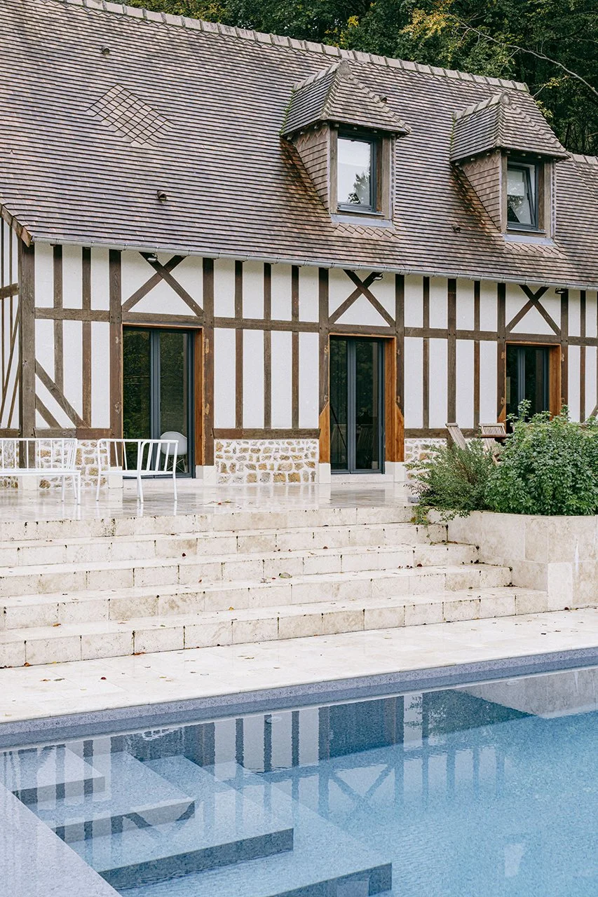 le travertin continu à l'extérieur de la maison, sur la terrasse et jusqu'à la piscine pour une harmonie parfaite entre intérieur et extérieur