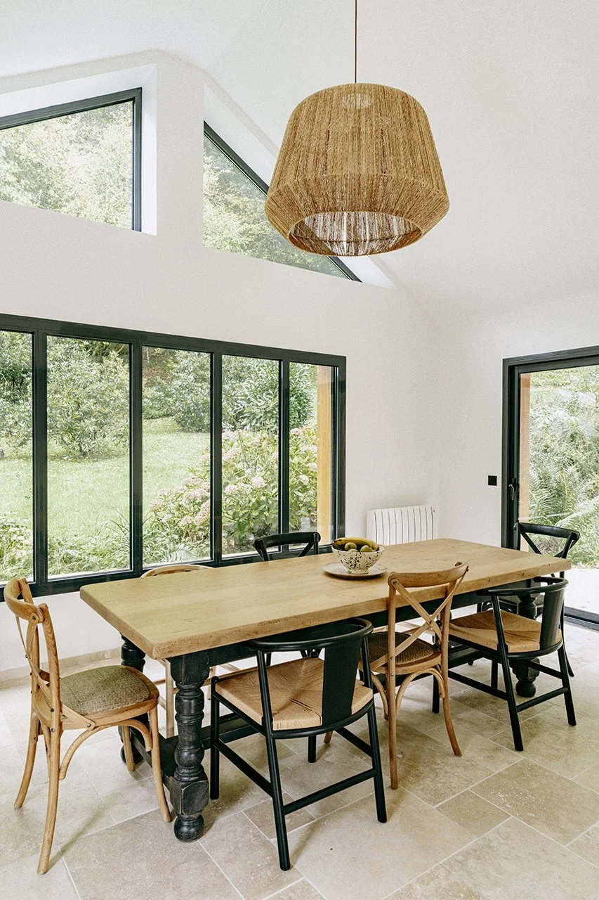 l'extension abrite la salle à manger dans un espace avec un toit cathédrale