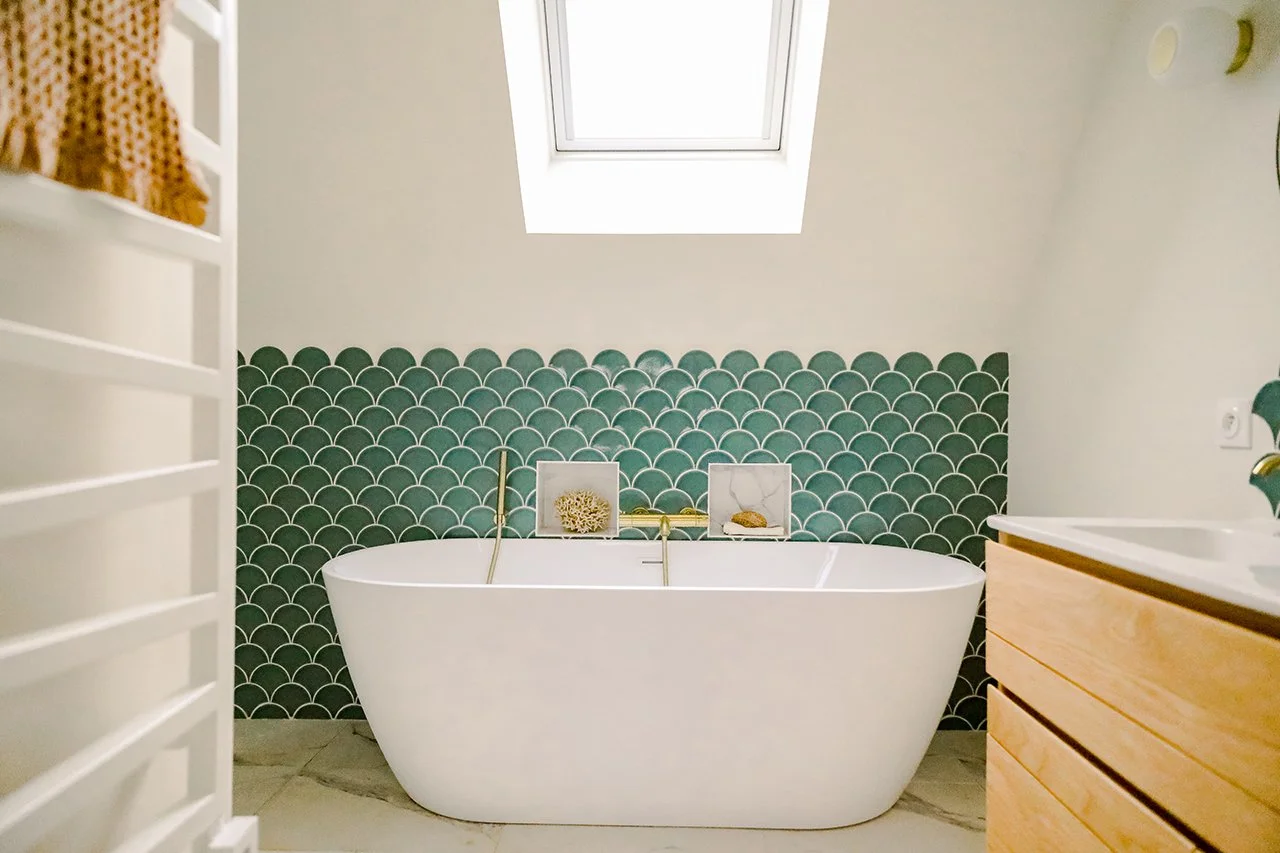 la baignoire ilôt est posée juste en dessous de la fenêtre de toit