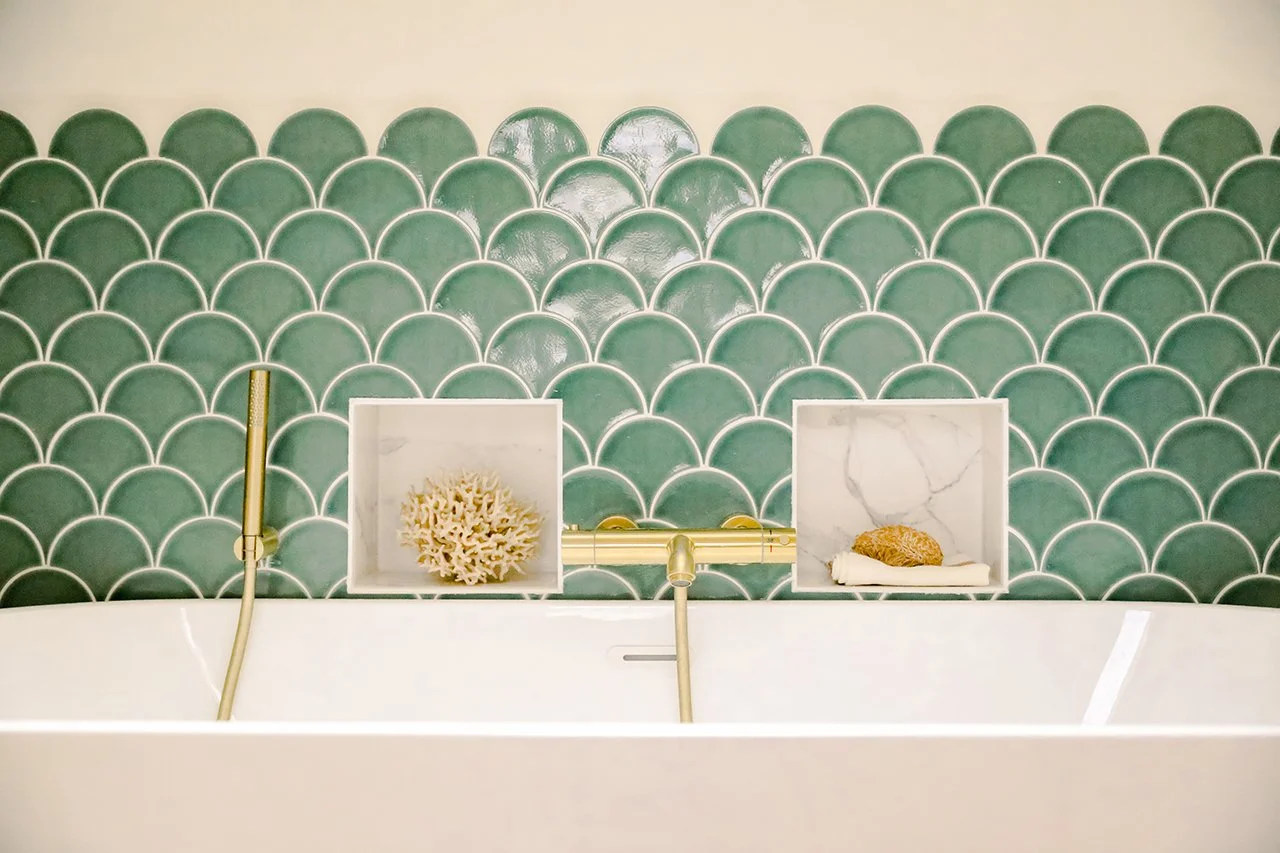 détail des niches dans la faïence bleue en écaille de poisson