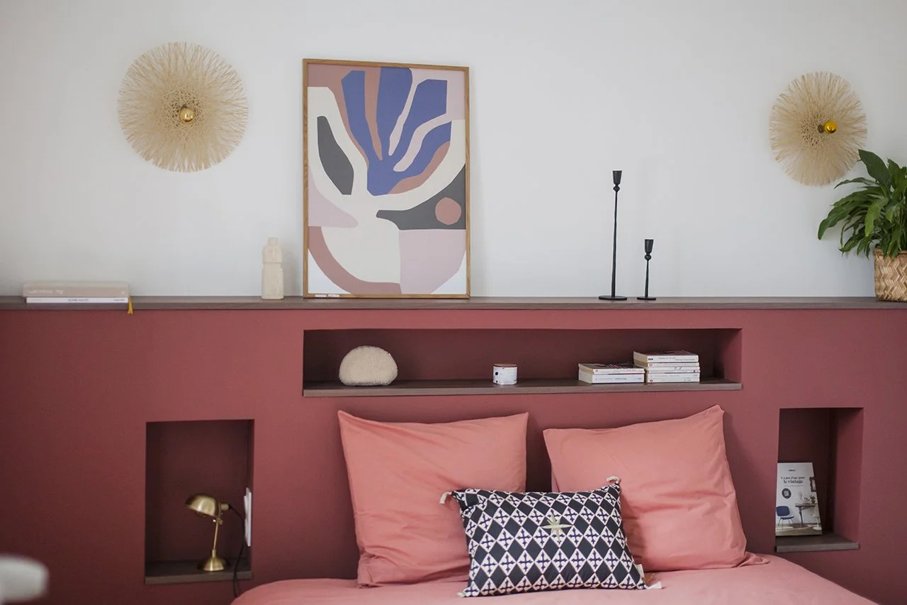une tête de lit a été dessinée sur mesure avec des niches pour maximiser les rangements fonctionnels.