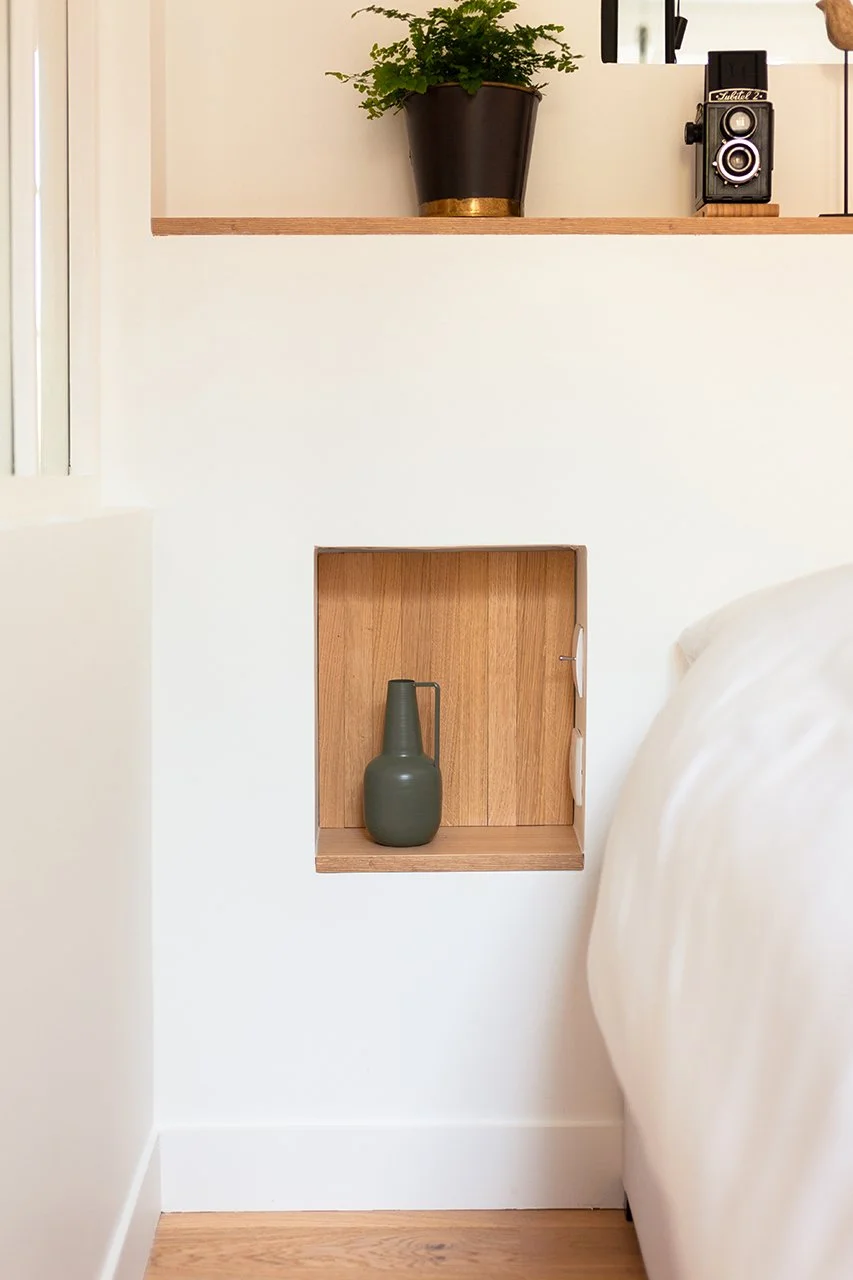 le chêne se retrouve également dans la chambre pour réhausser la tête de lit et sa niche de chevet