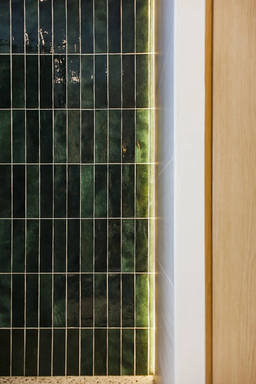 dans la douche, une réglette led a été encastrée dans le mur sur toute la hauteur afin d'apporter de la lumière dans cette zone.