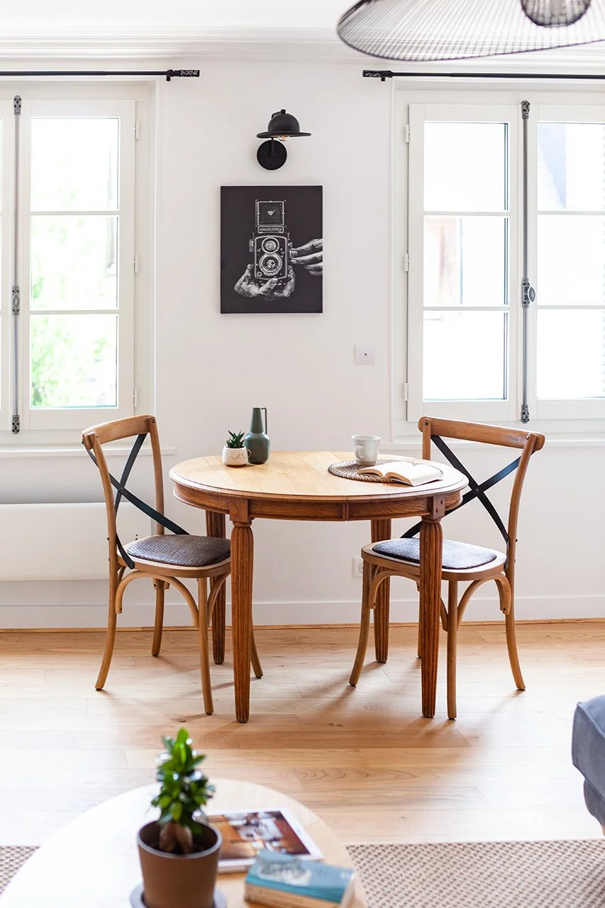 Près des fenêtres, la tablle de salle à manger a été installée pour profiter de la vue et la proximité avec la cuisine