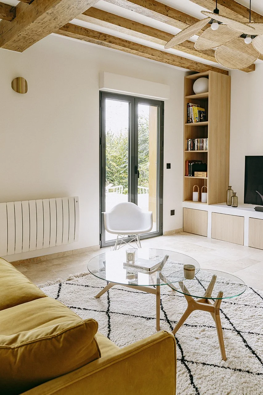 agencement sur mesure dans le salon. Les poutres du salon ont été sablées pour retrouver leur teinte naturelle