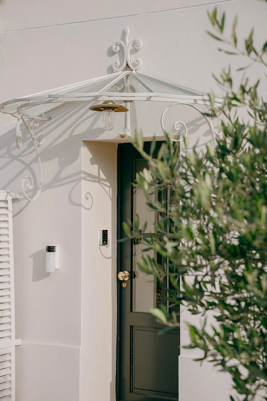 la marquise et la couleur noire de la ported 'ntrée donne le ton de cette maison familiale